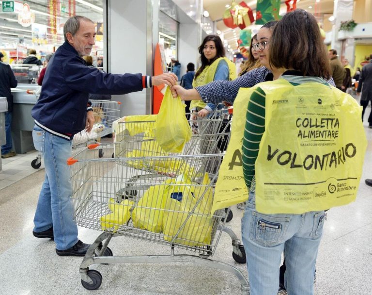 Un giorno di Colletta alimentare per aiutare i poveri tutto l’anno