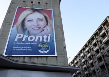 Giorgia Meloni e lo slogan “Pronti a risollevare l’Italia” sui manifesti della campagna elettorale 2022