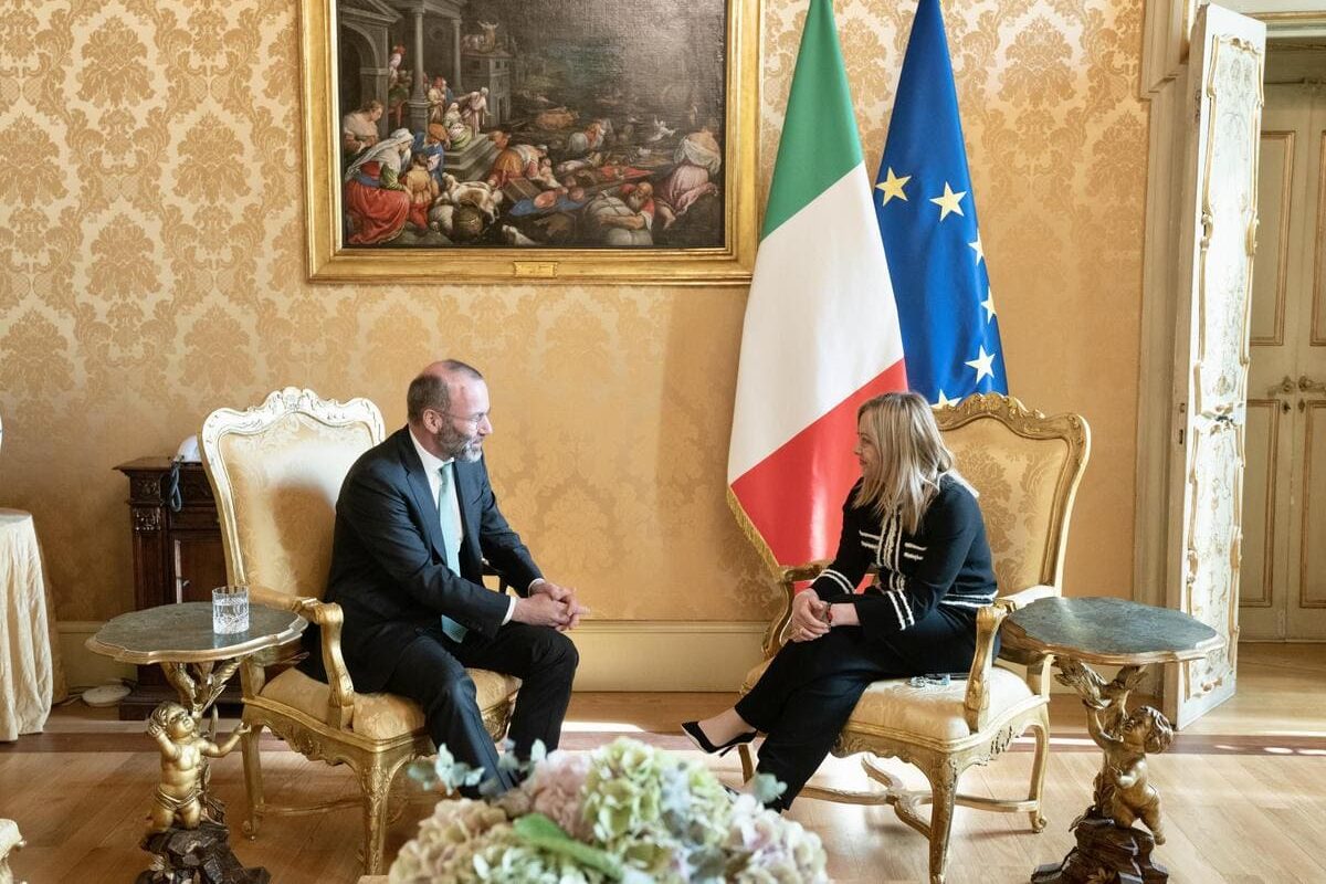 Il presidente del Ppe, Manfred Weber con la premier Giorgia Meloni a Palazzo Chigi, Roma, 11 novembre 2022 (Ansa)