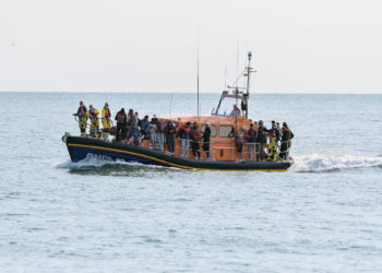 Una nave nel Canale della Manica carica di migranti