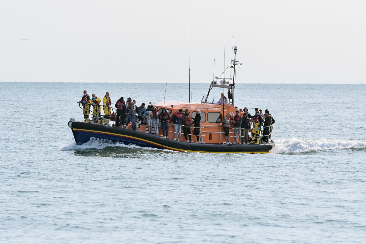 Una nave nel Canale della Manica carica di migranti