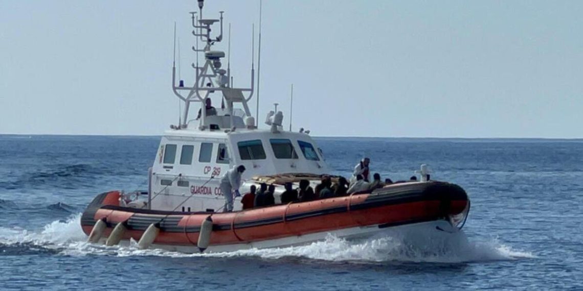 Migranti soccorsi dalla Guardia costiera a Lampedusa