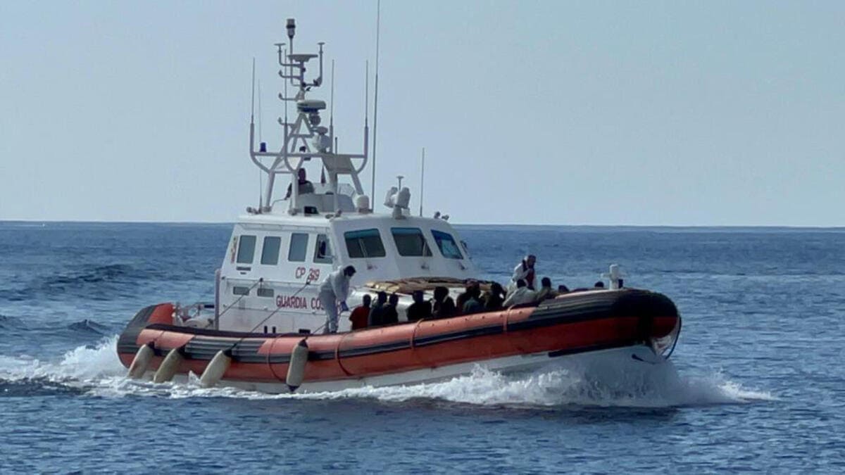 Migranti soccorsi dalla Guardia costiera a Lampedusa