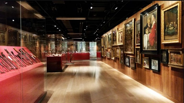 Il vandalismo woke non risparmia nemmeno il museo di un grande filantropo