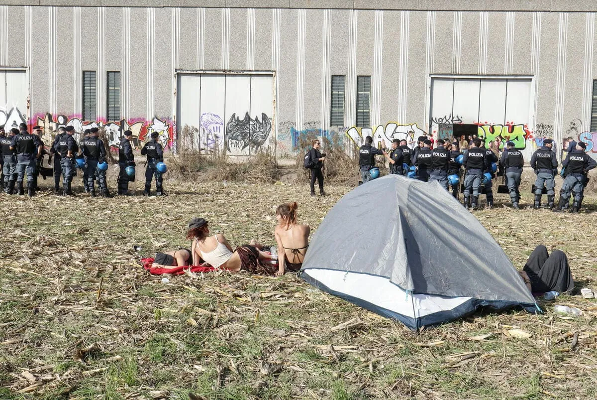 I reparti mobili della polizia nell'area esterna al capannone dove era in corso un rave party nella zona nord di Modena, 31 ottobre 2022