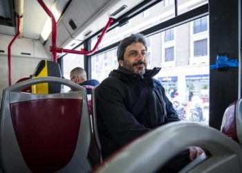 L'ex presidente della camera Roberto Fico sull'autobus mentre si dirige a Monte Citorio, Roma, 26 marzo 2018
