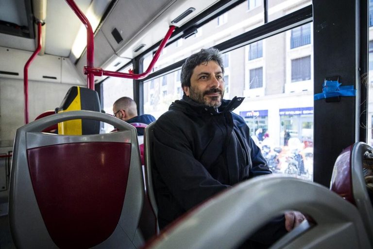 Il sosia di Roberto Fico