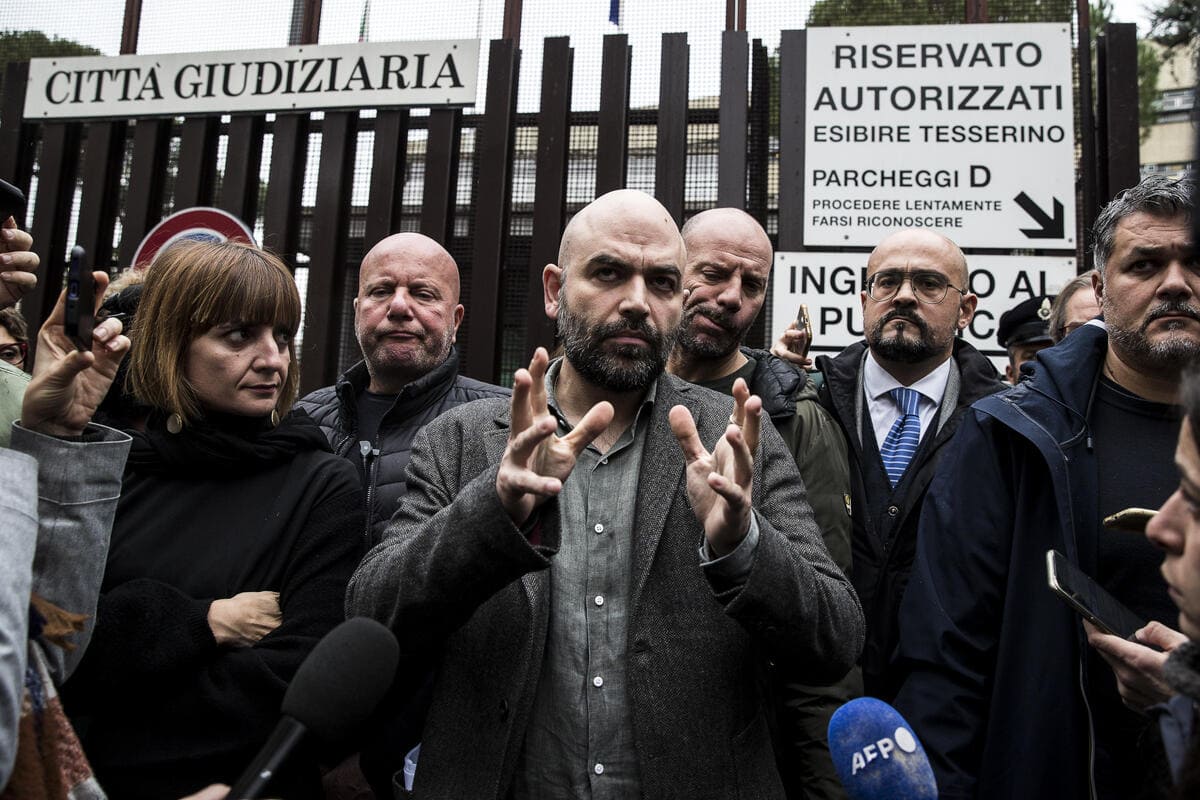 lo scrittore Roberto Saviano all'esterno del Tribunale di Roma, 15 novembre 2022