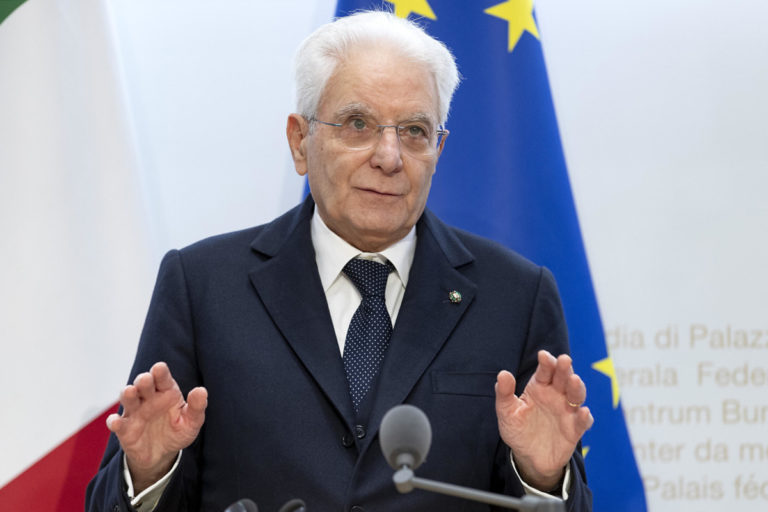 Mattarella sgrida il Pd sul sostegno all’Ucraina. Giornali non pervenuti