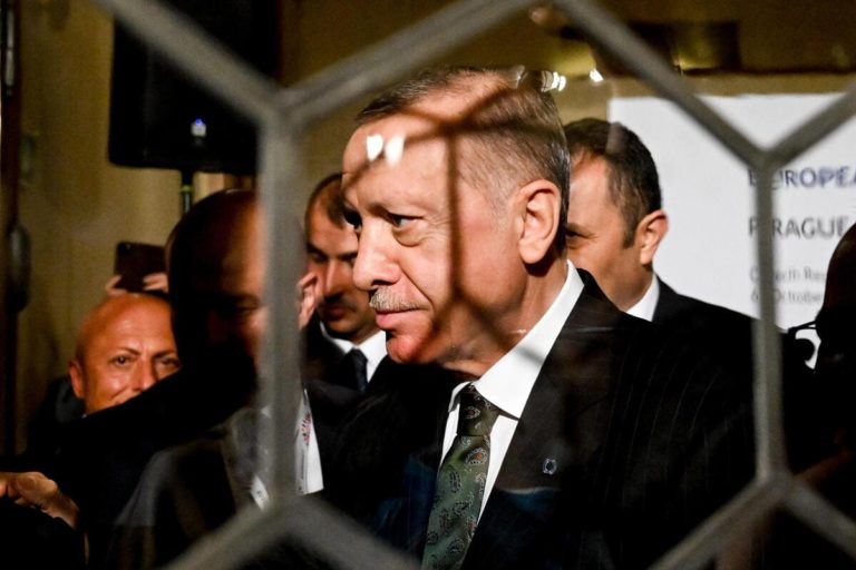 Turchia, un Erdogan in affanno cerca aiuti e distensione coi paesi arabi
