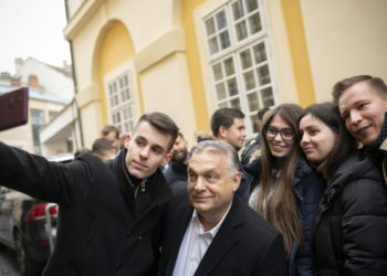 Selfie di Viktor Orbán con alcuni giovani sostenitori di Fidesz