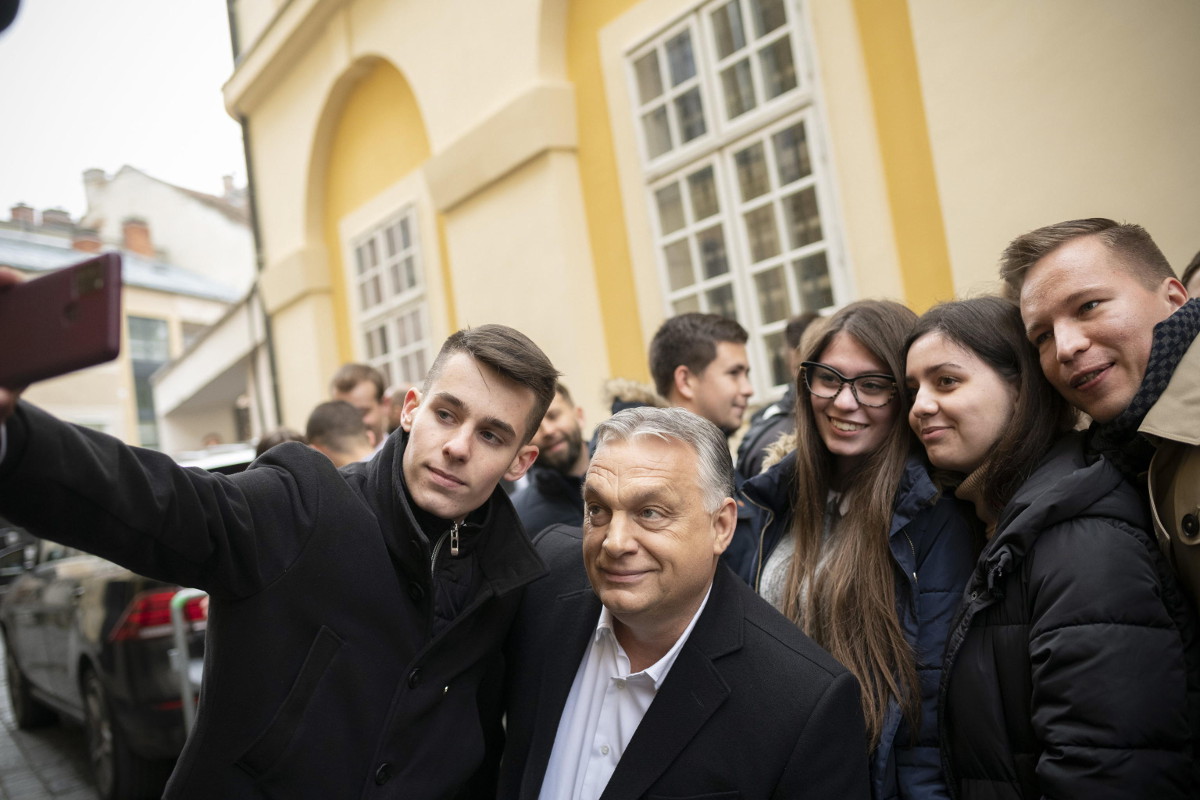 Selfie di Viktor Orbán con alcuni giovani sostenitori di Fidesz