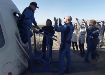 William Shatner accolto da Jeff Bezos al rientro dal lancio della Blue Origin