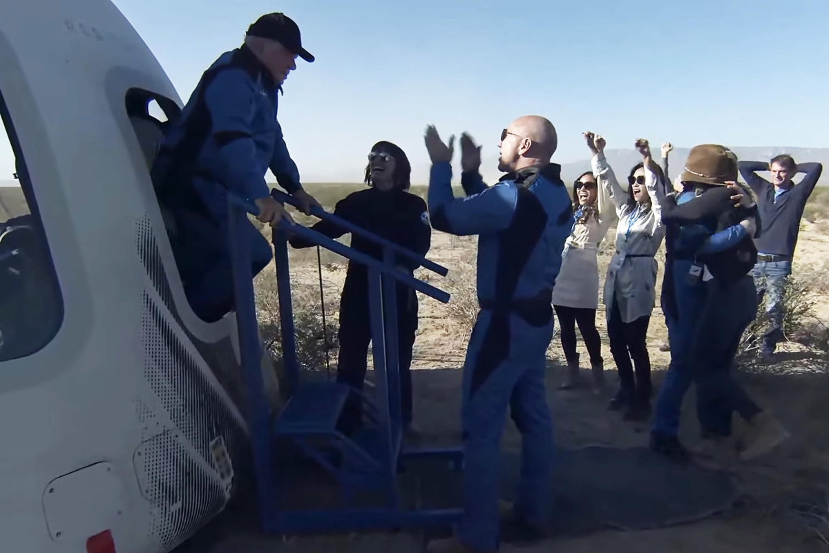 William Shatner accolto da Jeff Bezos al rientro dal lancio della Blue Origin