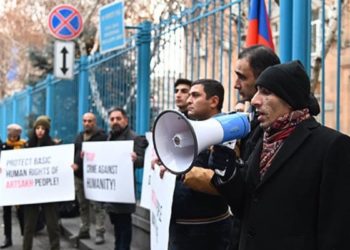 Artak Beglaryan protesta contro il blocco dell'Artsakh davanti agli uffici dell'Onu a Erevan, capitale dell'Armenia