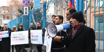 Artak Beglaryan protesta contro il blocco dell'Artsakh davanti agli uffici dell'Onu a Erevan, capitale dell'Armenia