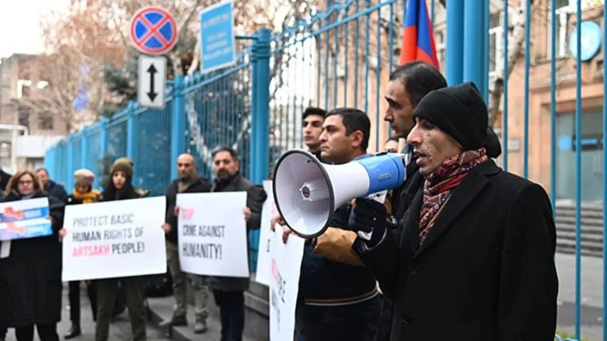 Artak Beglaryan protesta contro il blocco dell'Artsakh davanti agli uffici dell'Onu a Erevan, capitale dell'Armenia