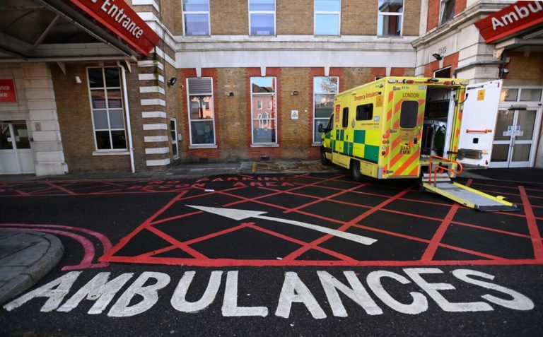 Presto, un’ambulanza! Il Ssn inglese cerca un “Direttore delle Esperienze Vissute”