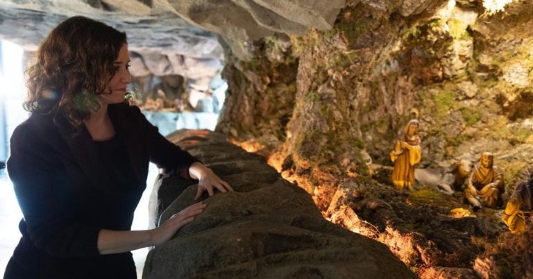 Davanti al presepe di Madrid Díaz Ayuso lancia «un patto per il Natale»