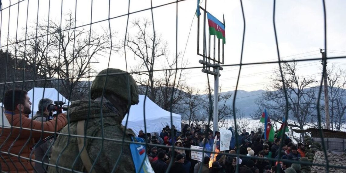 Ambientalisti dell'Azerbaigian bloccano il Corridoio di Lachin, isolando 120 mila armeni dell'Artsakh