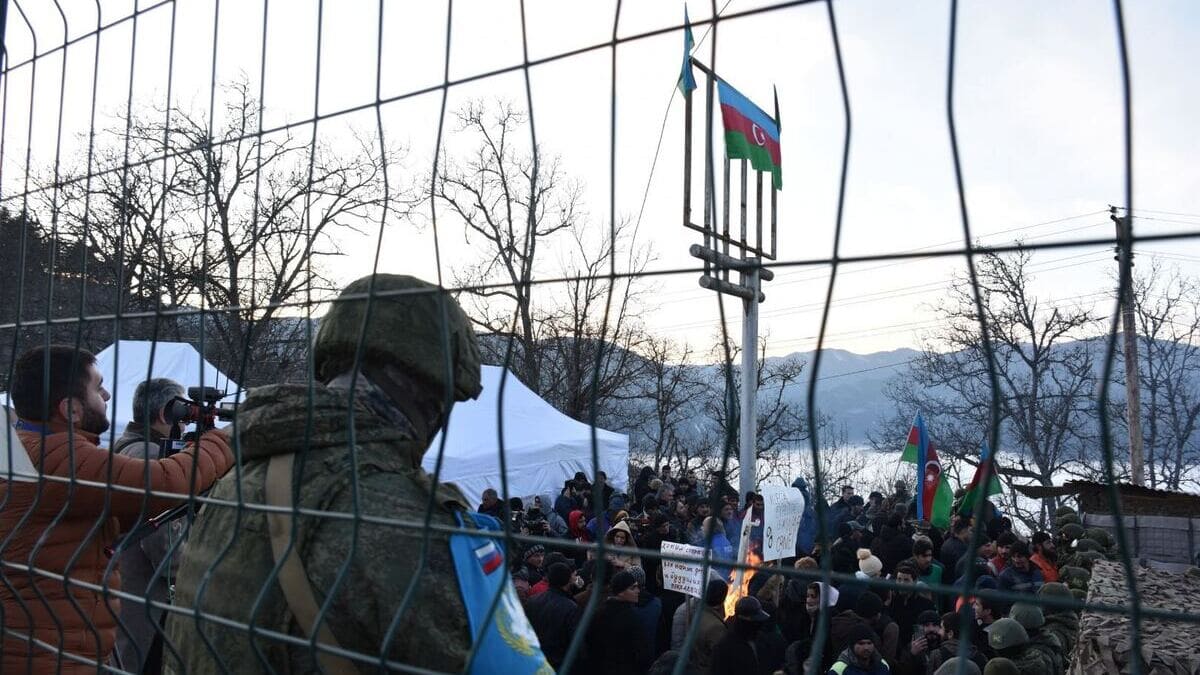 Ambientalisti dell'Azerbaigian bloccano il Corridoio di Lachin, isolando 120 mila armeni dell'Artsakh
