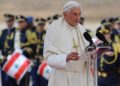 Papa Benedetto XVI all'aeroporto internazionale Rafiq Hariri di Beirut il 14 settembre 2012 (Ansa)