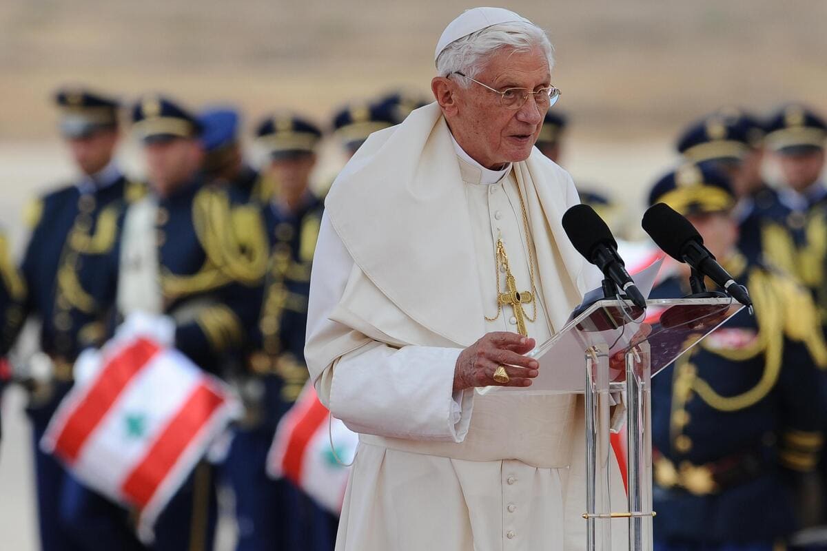 Papa Benedetto XVI all'aeroporto internazionale Rafiq Hariri di Beirut il 14 settembre 2012 (Ansa)