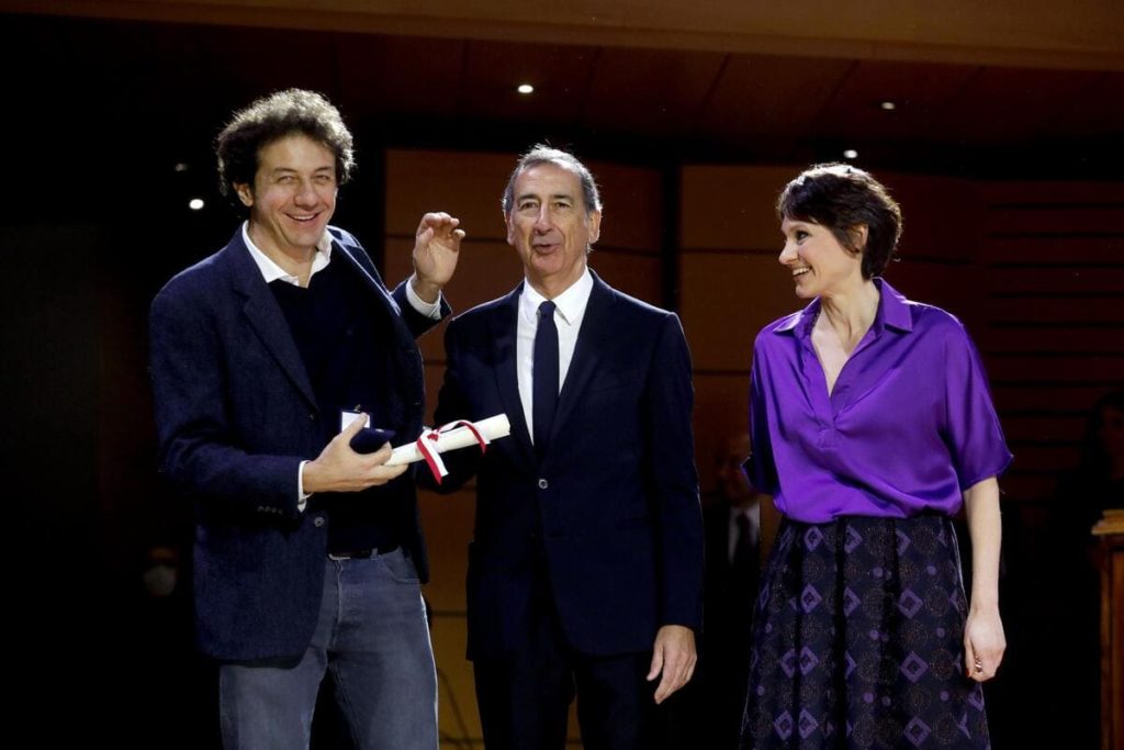 La consegna della medaglia d'oro a Marco Cappato da parte del Sindaco durante la cerimonia per gli Ambrogini al Teatro Dal Verme a Milano, 7 dicembre 2022 (ansa)