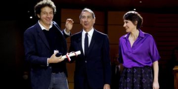 La consegna della medaglia d'oro a Marco Cappato da parte del Sindaco durante la cerimonia per gli Ambrogini al Teatro Dal Verme a Milano, 7 dicembre 2022 (ansa)