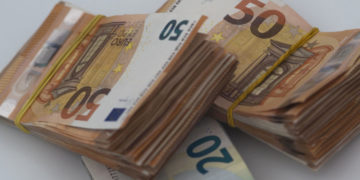 Denaro contante: mazzette di banconote da 20 e 50 euro