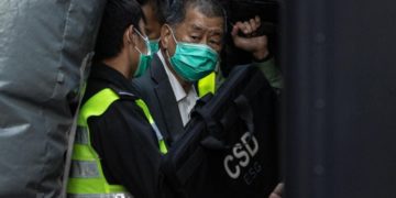 Jimmy Lai viene riportato in carcere dopo un'udienza di tribunale nel 2021