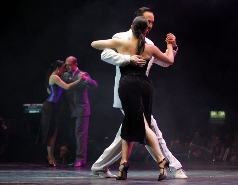 Francia. Non si può più dire che a danzare ci sono un “uomo” e una “donna”