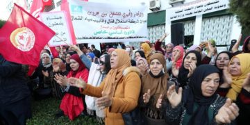 La gente protesta in Tunisia contro la crisi