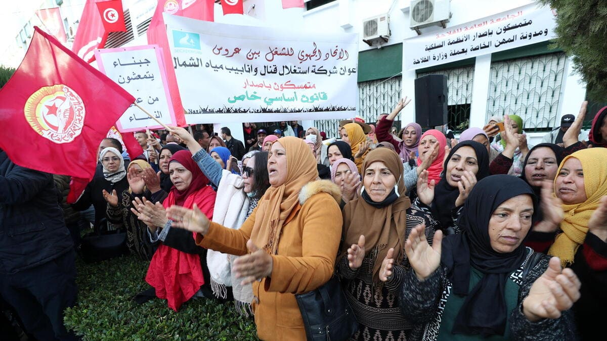 La gente protesta in Tunisia contro la crisi