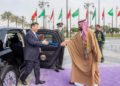 Mohammed bin Salman saluta Xi Jinping al suo arrivo al palazzo reale di Riad (foto Ansa)