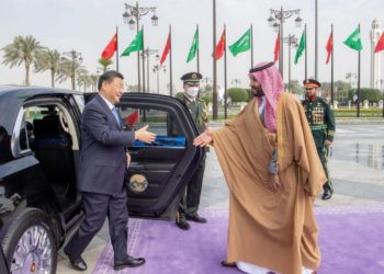 Mohammed bin Salman saluta Xi Jinping al suo arrivo al palazzo reale di Riad (foto Ansa)