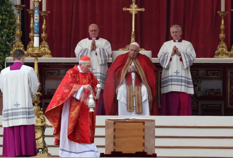 Come Pietro e Giovanni in piazza San Pietro al funerale di Benedetto XVI