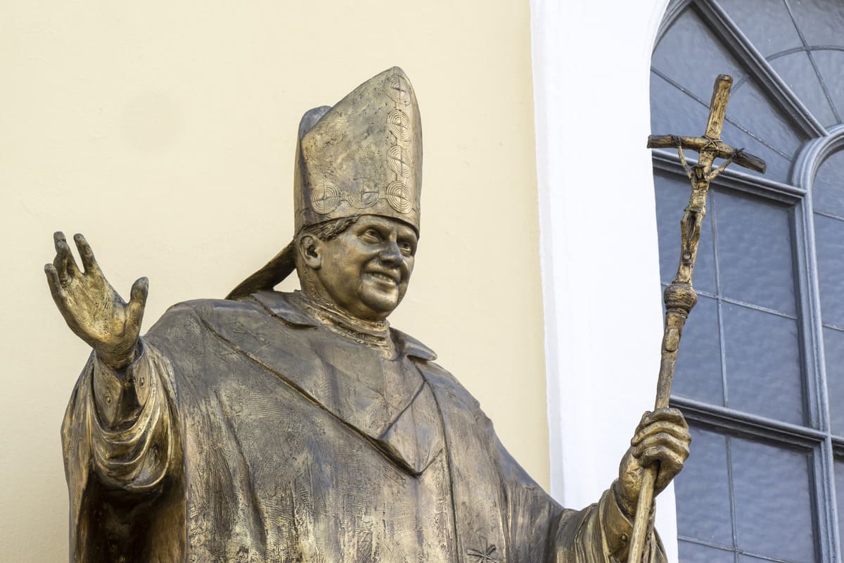 Benedetto XVI statua
