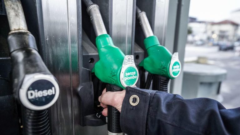 Caro carburanti. Quanto pesano davvero le accise e i rincari dei gestori
