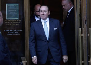 L'attore americano Kevin Spacey esce dagli uffici della Corte federale di New York, 6 ottobre 2022 (Ansa)