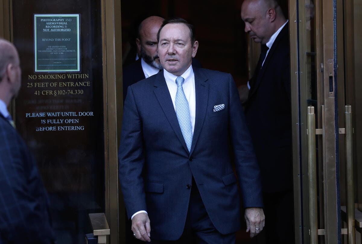 L'attore americano Kevin Spacey esce dagli uffici della Corte federale di New York, 6 ottobre 2022 (Ansa)