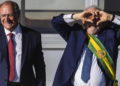 Il presidente del Brasile Luiz Inácio Lula da Silva e il vicepresidente Geraldo Alckmin salutano la folla dopo la cerimonia di insediamento
