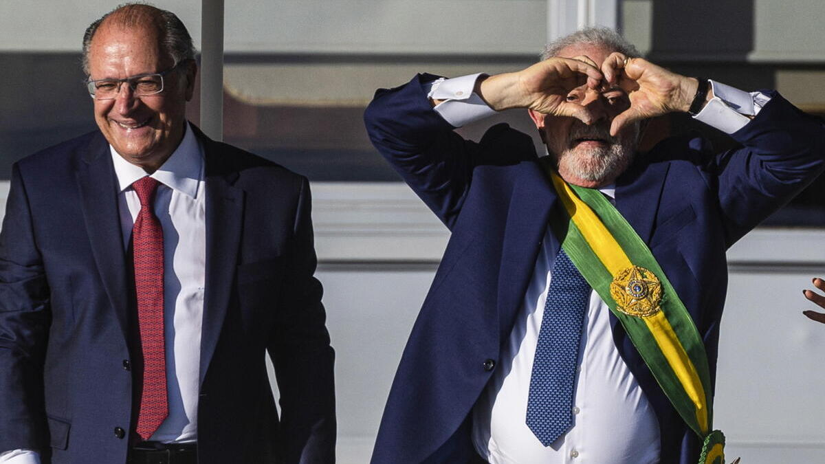 Il presidente del Brasile Luiz Inácio Lula da Silva e il vicepresidente Geraldo Alckmin salutano la folla dopo la cerimonia di insediamento 