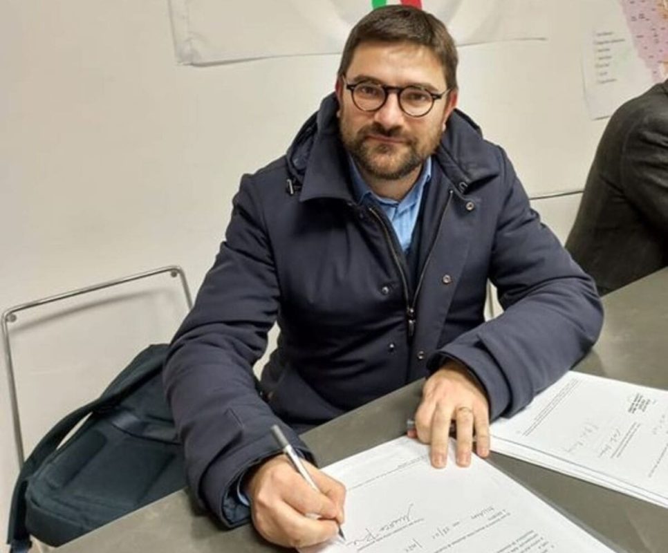 Matteo Forte firma l'accettazione della candidatura. Correrà su tutta l'area della Città metropolitana di Milano, con Fratelli d'Italia, alle elezioni regionali lombarde del 12-13 febbraio