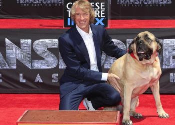 Il regista Michael Bay si prepara a lasciare la sua impronta insieme a quella del suo cane Rebel sull'asfalto del TCL Chinese Theatre a Hollywood