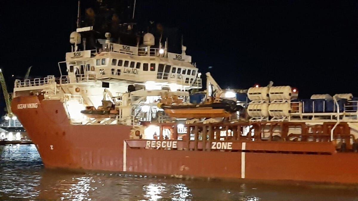 La Ocean Viking approda ad Ancona con i migranti recuperati nel Mediterraneo