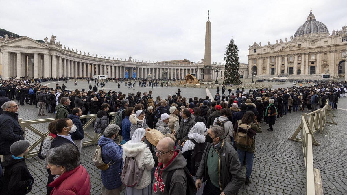 Fedeli in coda per dare l'ultimo saluto a Benedetto XVI