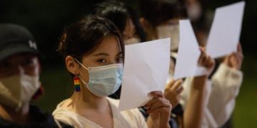 Giovani protestano in Cina contro la politica "zero Covid"