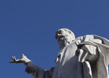 La statua di San Benedetto davanti alla Basilica a Norcia (Ansa)