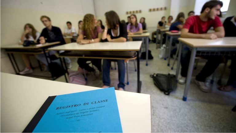 Scuola. Valditara ha ragione, «i sindacati ripassino cosa succede nei “paesi civili”»